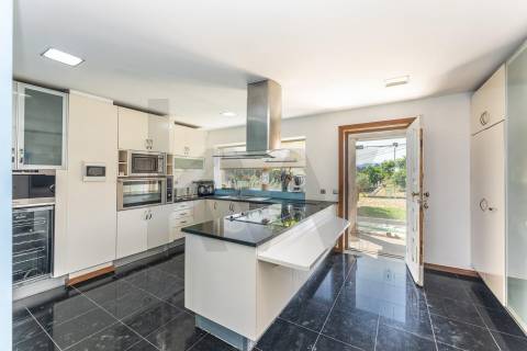 Extraordinária Moradia com Piscina de 80 m2 e Terreno de 2 400 m2 - Fermentões, Guimarães