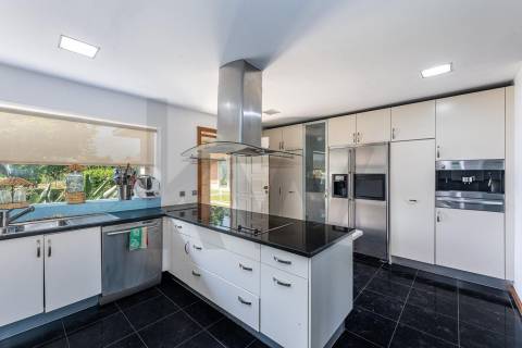 Extraordinária Moradia com Piscina de 80 m2 e Terreno de 2 400 m2 - Fermentões, Guimarães