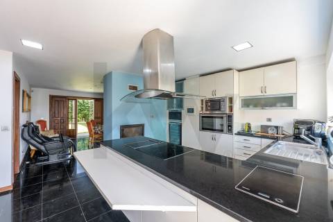 Extraordinária Moradia com Piscina de 80 m2 e Terreno de 2 400 m2 - Fermentões, Guimarães