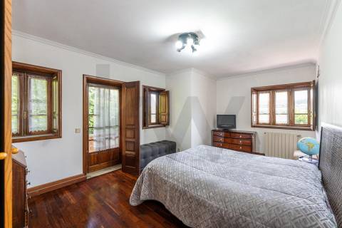 Extraordinária Moradia com Piscina de 80 m2 e Terreno de 2 400 m2 - Fermentões, Guimarães