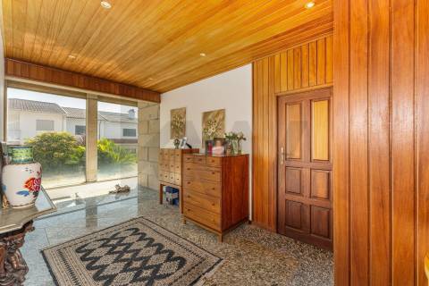 Extraordinária Moradia com Piscina de 80 m2 e Terreno de 2 400 m2 - Fermentões, Guimarães