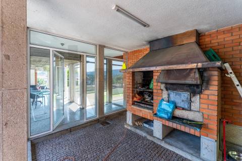 Extraordinária Moradia com Piscina de 80 m2 e Terreno de 2 400 m2 - Fermentões, Guimarães