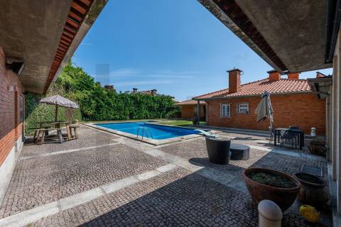 Extraordinária Moradia com Piscina de 80 m2 e Terreno de 2 400 m2 - Fermentões, Guimarães