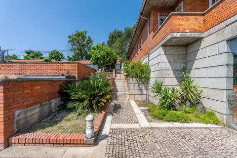 Extraordinária Moradia com Piscina de 80 m2 e Terreno de 2 400 m2 - Fermentões, Guimarães