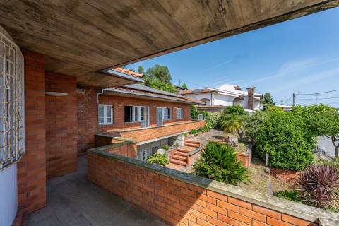 Extraordinária Moradia com Piscina de 80 m2 e Terreno de 2 400 m2 - Fermentões, Guimarães