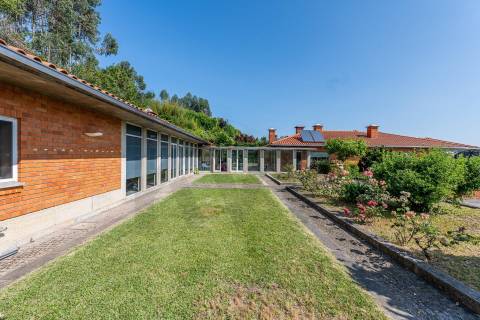 Extraordinária Moradia com Piscina de 80 m2 e Terreno de 2 400 m2 - Fermentões, Guimarães