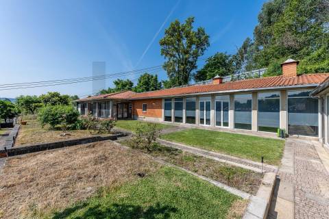 Extraordinária Moradia com Piscina de 80 m2 e Terreno de 2 400 m2 - Fermentões, Guimarães