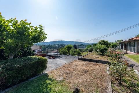 Extraordinária Moradia com Piscina de 80 m2 e Terreno de 2 400 m2 - Fermentões, Guimarães