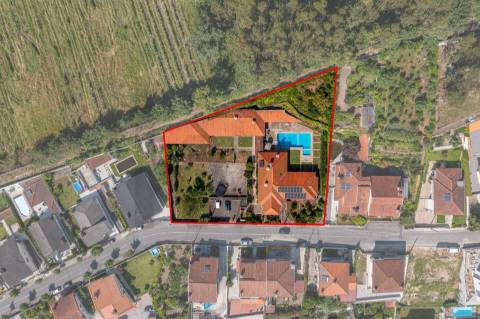 Extraordinária Moradia com Piscina de 80 m2 e Terreno de 2 400 m2 - Fermentões, Guimarães