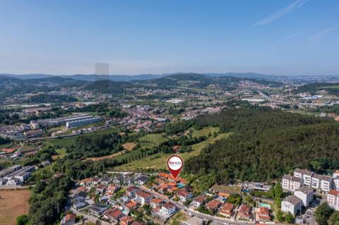 Extraordinária Moradia com Piscina de 80 m2 e Terreno de 2 400 m2 - Fermentões, Guimarães