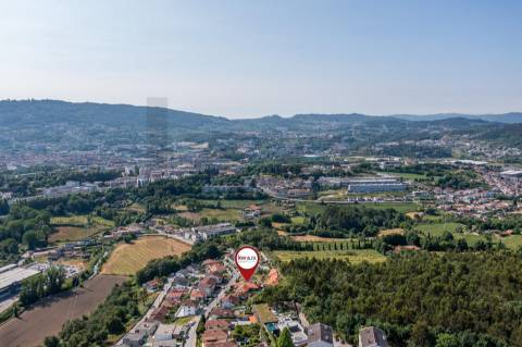 Extraordinária Moradia com Piscina de 80 m2 e Terreno de 2 400 m2 - Fermentões, Guimarães