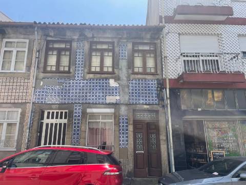 Prédio com 2 andares moradia com jardim, na Rua do Bonjardim - Porto