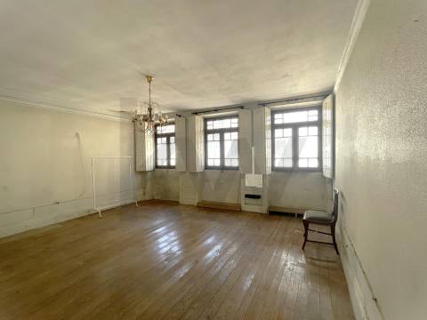 Prédio com 2 andares moradia com jardim, na Rua do Bonjardim - Porto