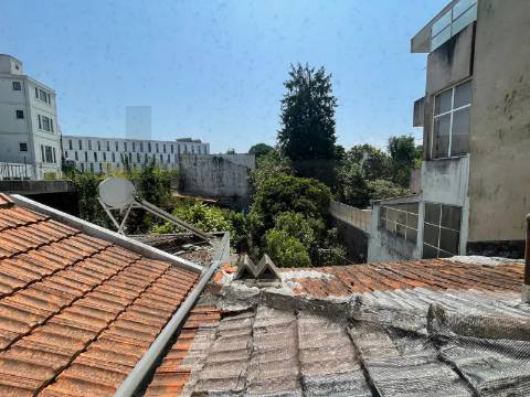 Prédio com 2 andares moradia com jardim, na Rua do Bonjardim - Porto