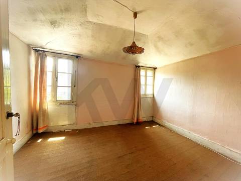 Prédio com 2 andares moradia com jardim, na Rua do Bonjardim - Porto