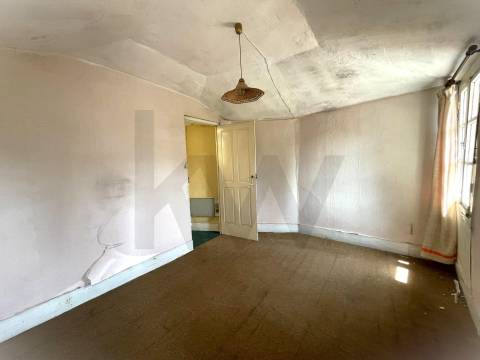 Prédio com 2 andares moradia com jardim, na Rua do Bonjardim - Porto