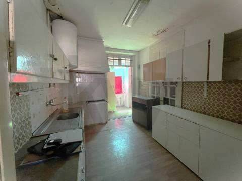 Prédio com 2 andares moradia com jardim, na Rua do Bonjardim - Porto