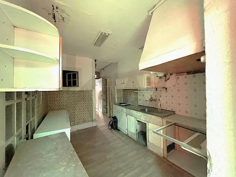 Prédio com 2 andares moradia com jardim, na Rua do Bonjardim - Porto