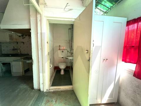 Prédio com 2 andares moradia com jardim, na Rua do Bonjardim - Porto