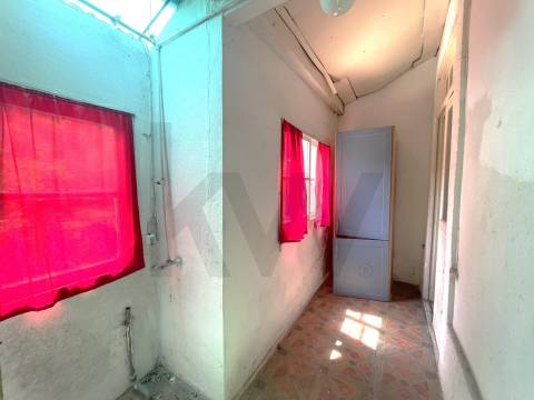 Prédio com 2 andares moradia com jardim, na Rua do Bonjardim - Porto