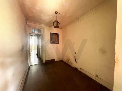 Prédio com 2 andares moradia com jardim, na Rua do Bonjardim - Porto