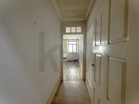 Prédio com 2 andares moradia com jardim, na Rua do Bonjardim - Porto