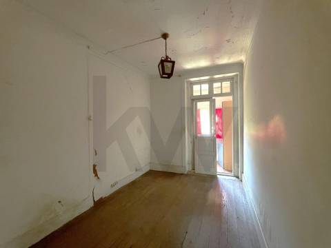 Prédio com 2 andares moradia com jardim, na Rua do Bonjardim - Porto