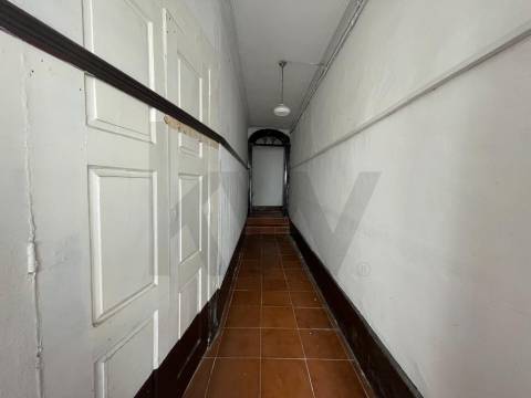 Prédio com 2 andares moradia com jardim, na Rua do Bonjardim - Porto