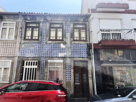 Prédio com 2 andares moradia com jardim, na Rua do Bonjardim - Porto