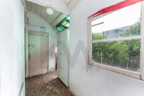 Prédio com 2 andares moradia com jardim, na Rua do Bonjardim - Porto