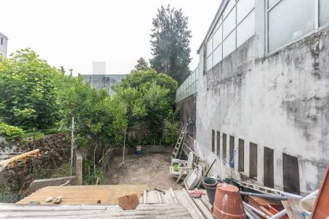 Prédio com 2 andares moradia com jardim, na Rua do Bonjardim - Porto