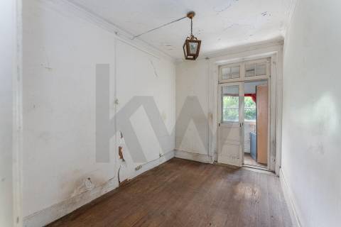 Prédio com 2 andares moradia com jardim, na Rua do Bonjardim - Porto