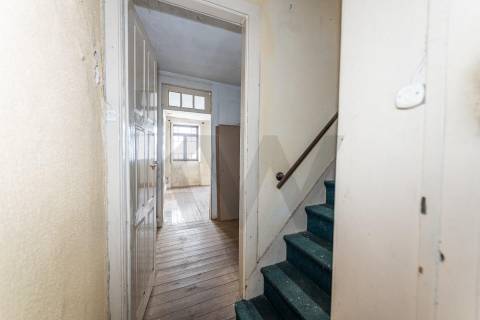 Prédio com 2 andares moradia com jardim, na Rua do Bonjardim - Porto