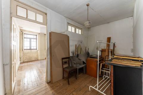 Prédio com 2 andares moradia com jardim, na Rua do Bonjardim - Porto