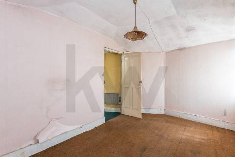 Prédio com 2 andares moradia com jardim, na Rua do Bonjardim - Porto