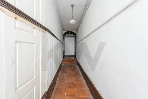 Prédio com 2 andares moradia com jardim, na Rua do Bonjardim - Porto