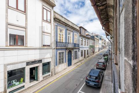 Prédio com 2 andares moradia com jardim, na Rua do Bonjardim - Porto