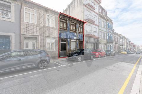 Prédio com 2 andares moradia com jardim, na Rua do Bonjardim - Porto