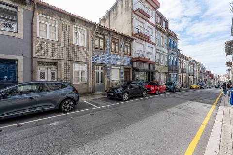 Prédio com 2 andares moradia com jardim, na Rua do Bonjardim - Porto