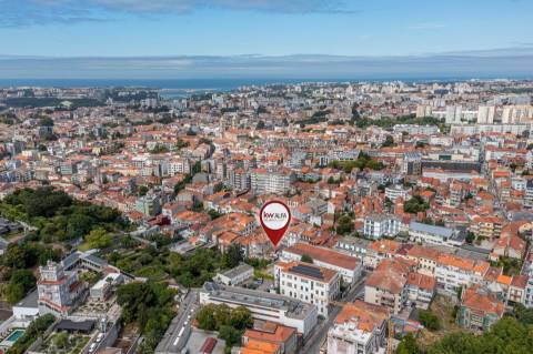 Prédio com 2 andares moradia com jardim, na Rua do Bonjardim - Porto