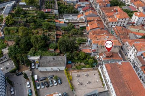 Prédio com 2 andares moradia com jardim, na Rua do Bonjardim - Porto