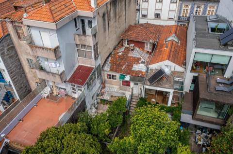 Prédio com 2 andares moradia com jardim, na Rua do Bonjardim - Porto