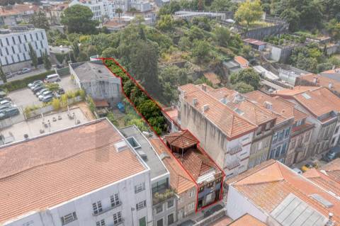 Prédio com 2 andares moradia com jardim, na Rua do Bonjardim - Porto