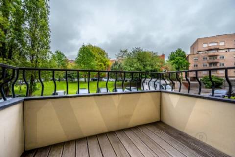 Apartamento T3 zona da Cooperativa dos Arquitetos -  completamente renovado em Aldoar 