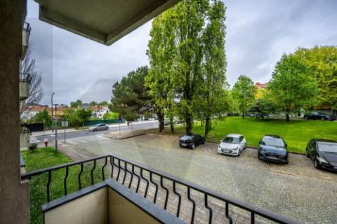 Apartamento T3 zona da Cooperativa dos Arquitetos -  completamente renovado em Aldoar 