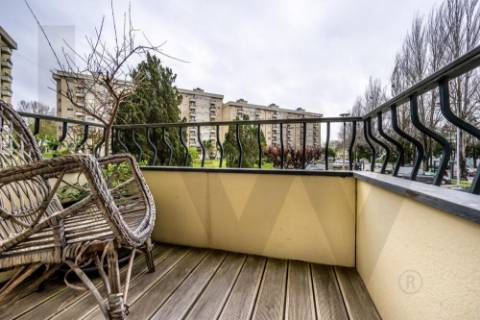 Apartamento T3 zona da Cooperativa dos Arquitetos -  completamente renovado em Aldoar 