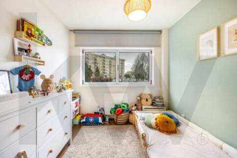 Apartamento T3 zona da Cooperativa dos Arquitetos -  completamente renovado em Aldoar 