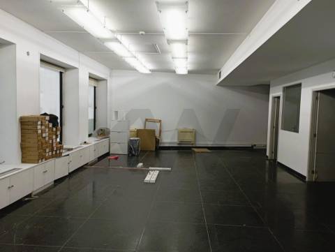 Loja com armazém e estacionamento no centro de Leça da Palmeira – Comércio, Serviços ou Restauração 