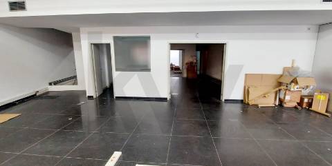 Loja com armazém e estacionamento no centro de Leça da Palmeira – Comércio, Serviços ou Restauração 