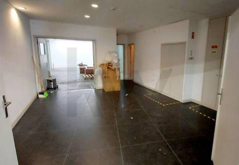 Loja com armazém e estacionamento no centro de Leça da Palmeira – Comércio, Serviços ou Restauração 